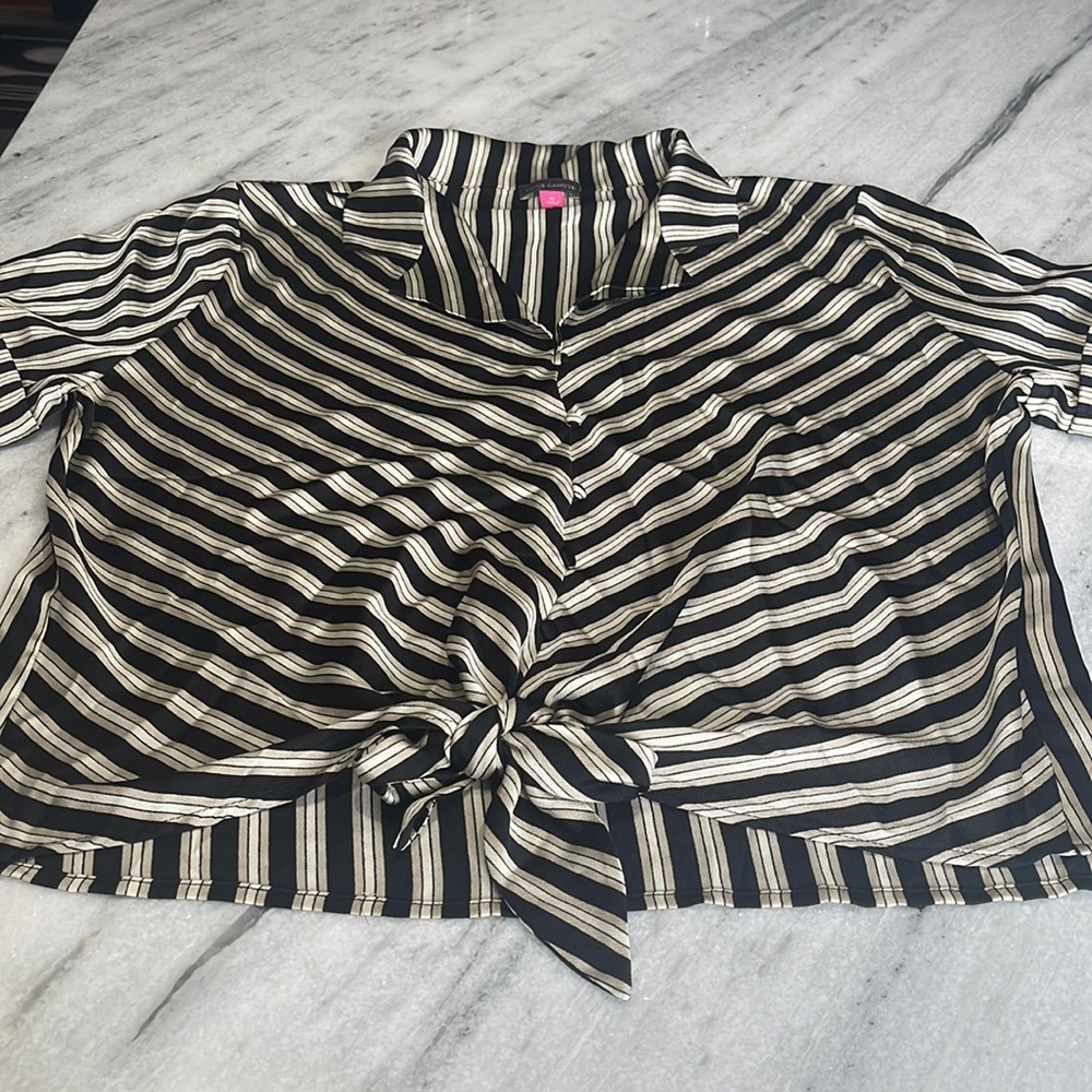 Vince Camuto beige and black tie front top